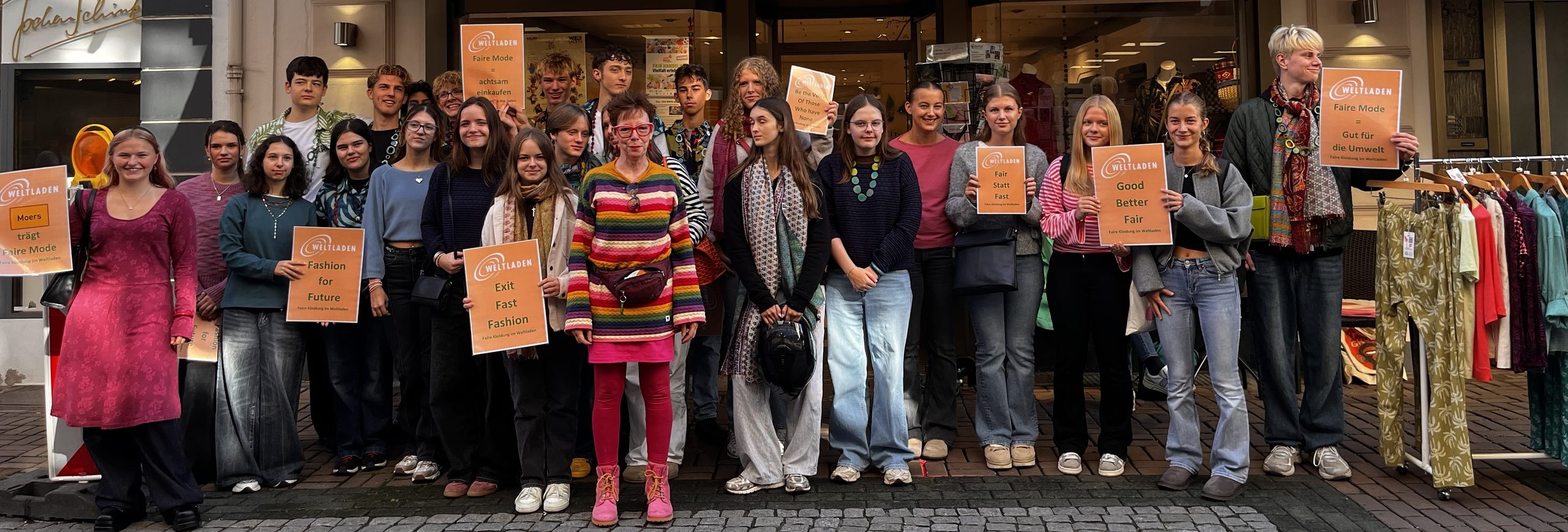 Eine-Welt-Wette mit Bürgermeisterin und Fair Fashion: Religionskurs demonstriert in der Innenstadt für globale Gerechtigkeit